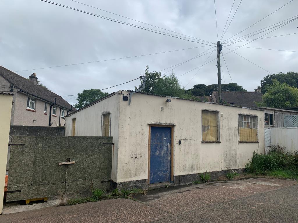 Lot: 31 - STORE BUILDING WITH POTENTIAL -